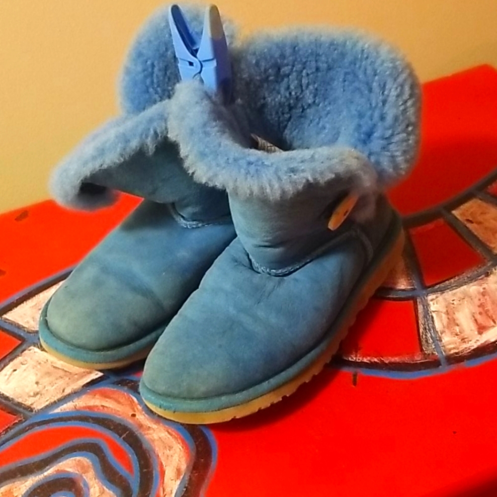 UGGS size 5 blue
